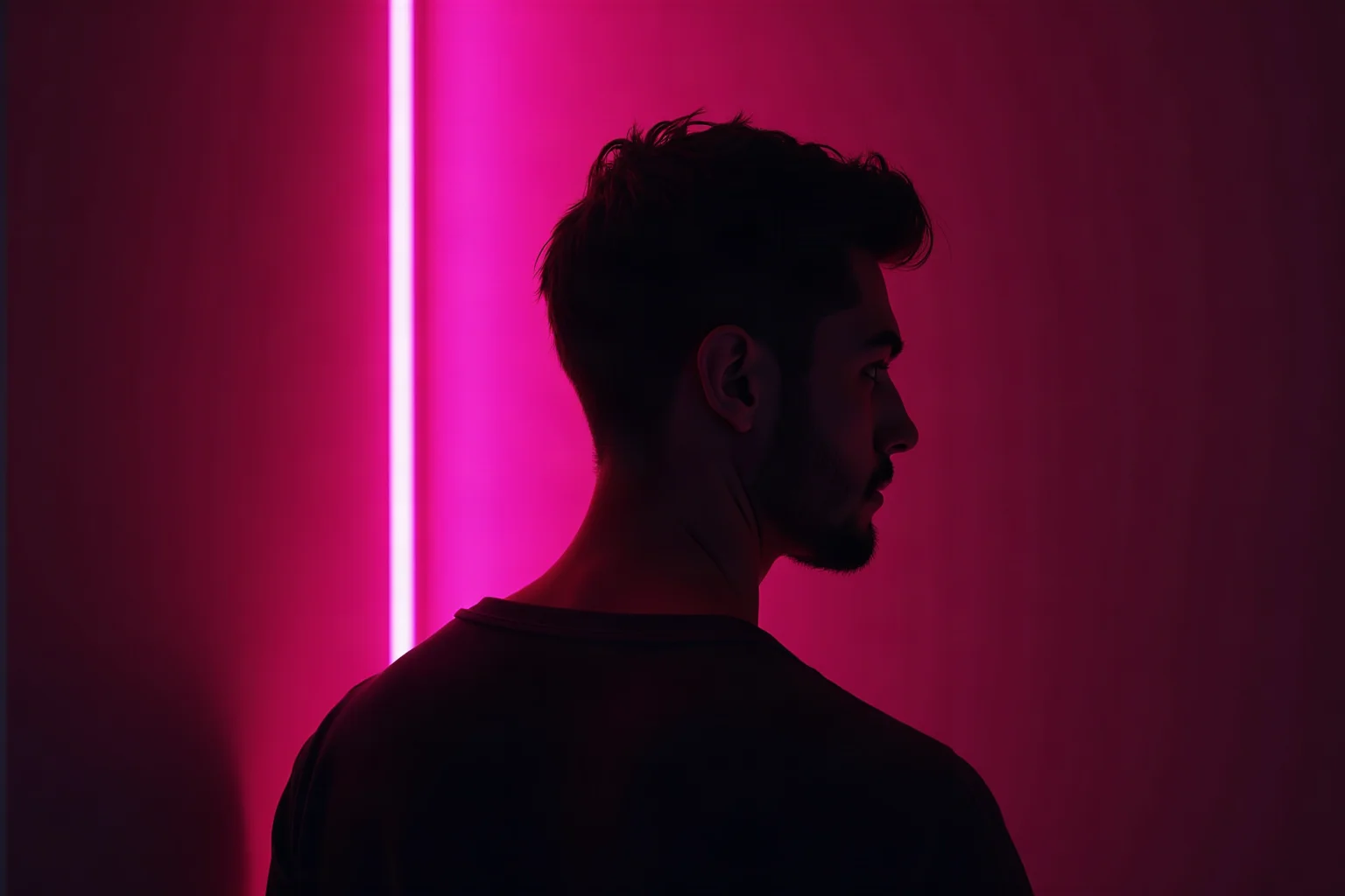 Von magentafarbenem Licht umrissene Silhouette eines Mannes von hinten - Symbol für den expliziten Chat mit einem KI-Freund